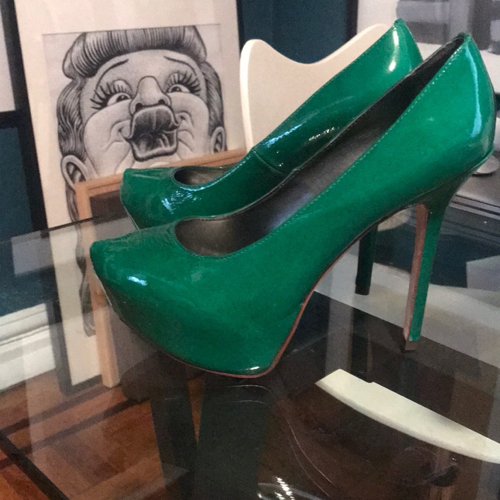 Report signature green heels